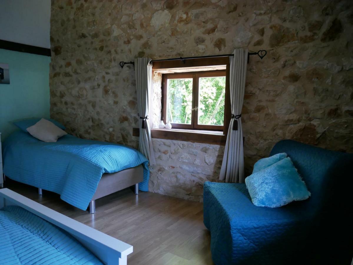 Villa chez daisy à Montbron Extérieur photo